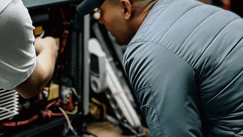 Técnicos fazendo manutenção em um equipamento